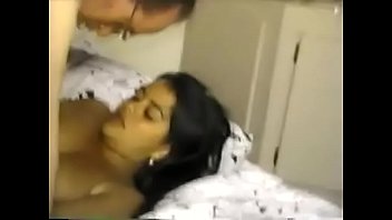 Девчонка с рыжими прядями и в алых трусишках занимается порно с приятелем в позе кама сутры раком